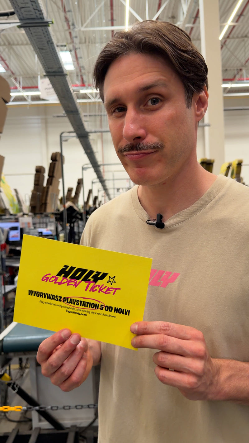 <p>Michał dumnie pokazuje Golden Ticket przed spakowaniem go do przypadkowego zamówienia</p>