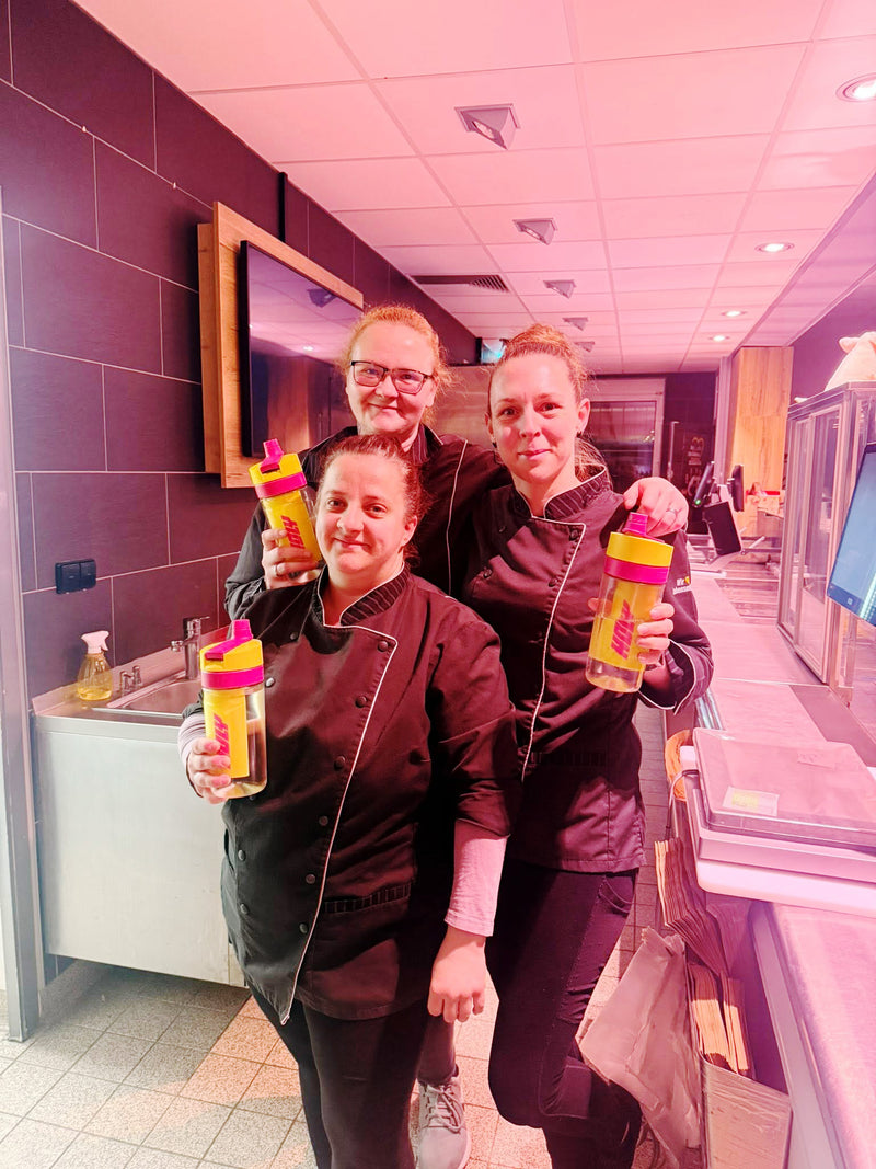 <p>Sandra i jej koleżanki z pracy z nowymi Syrup Bottles! </p>