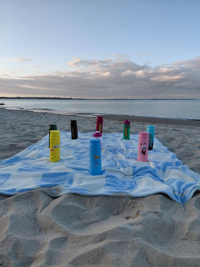 <p>Tajny zlot shakerów termicznych na plaży</p>