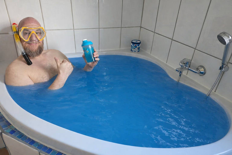 <p>Squadowicz Robert chciał być marynarzem i mieć tatuaże. Tatuaży nie ma, ale za to marynuje się w HOLY Hydration (edycja Prima Aprilis).</p>